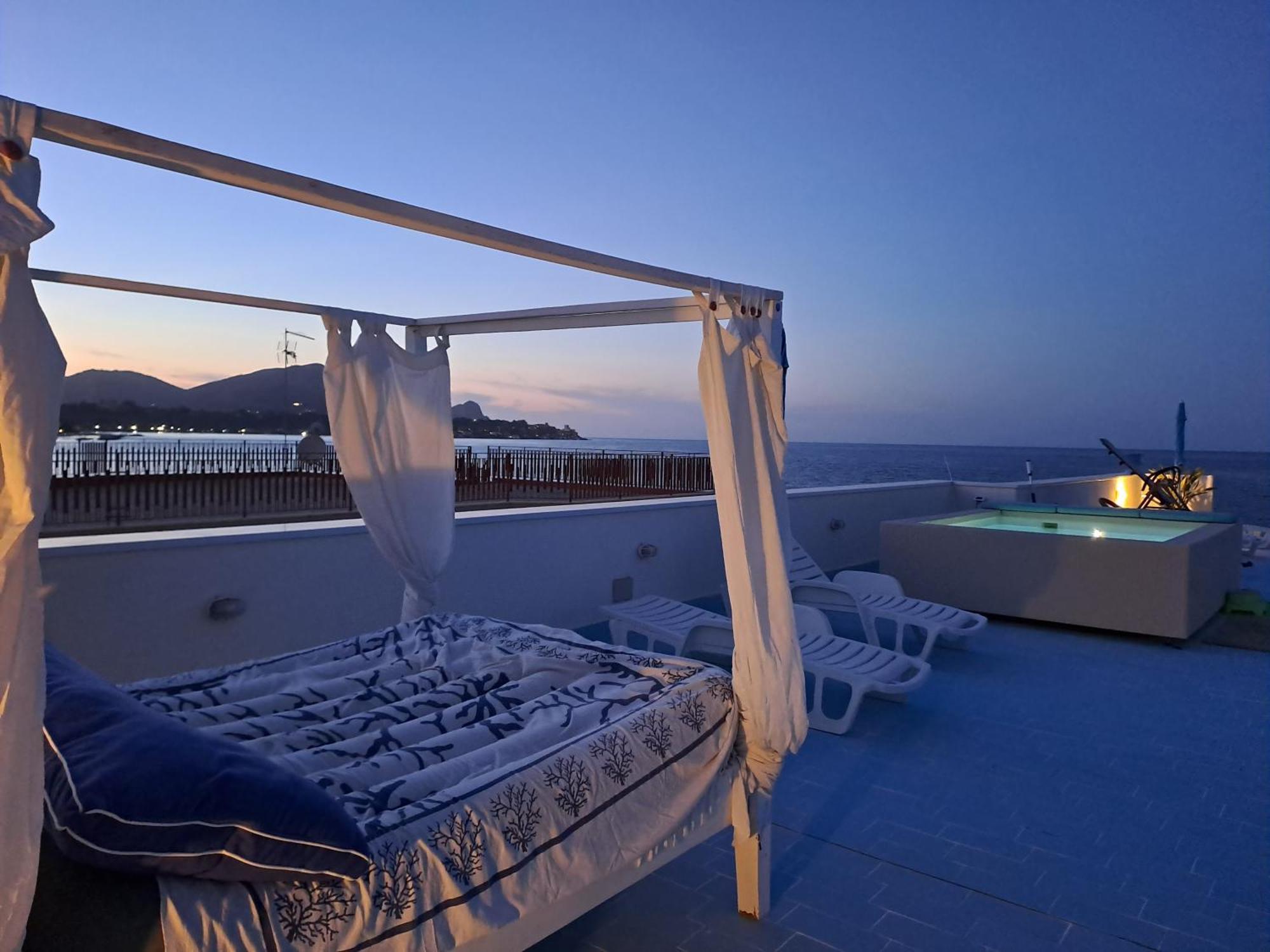 Blue Life, Sea-Luxury Rooms On The Beach Between Palermo And Cefalu' กาสเตลดัชเชีย ภายนอก รูปภาพ