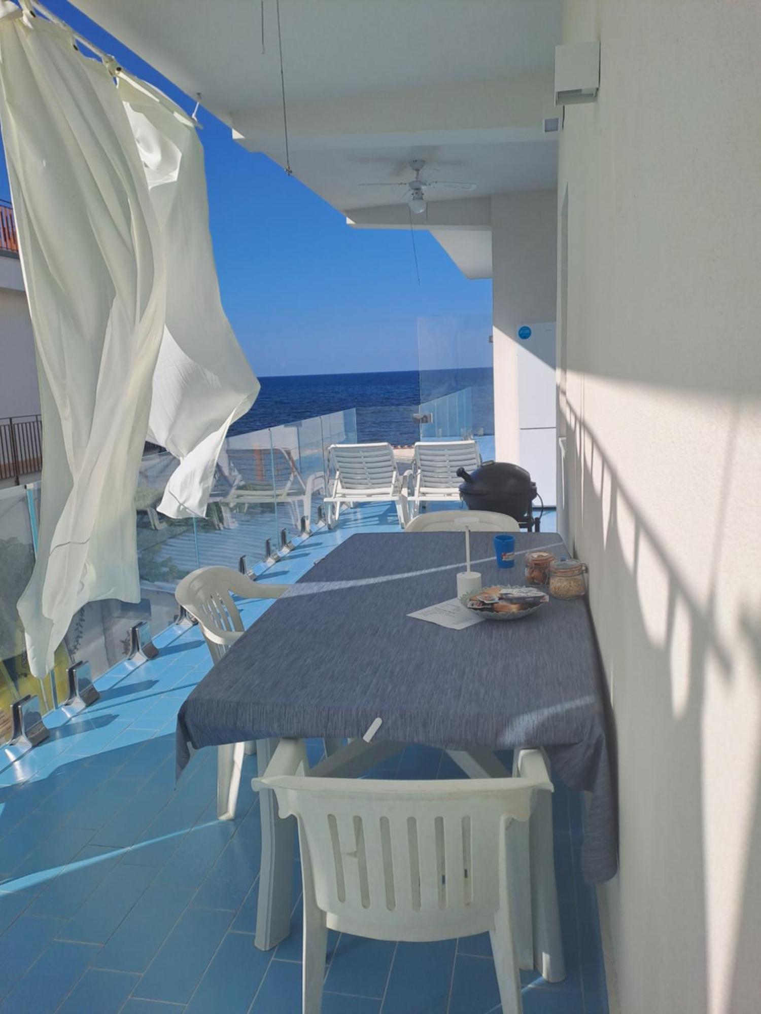 Blue Life, Sea-Luxury Rooms On The Beach Between Palermo And Cefalu' กาสเตลดัชเชีย ภายนอก รูปภาพ
